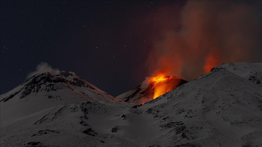 Etna Yanardağı yeniden güçlü şekilde kül püskürttü