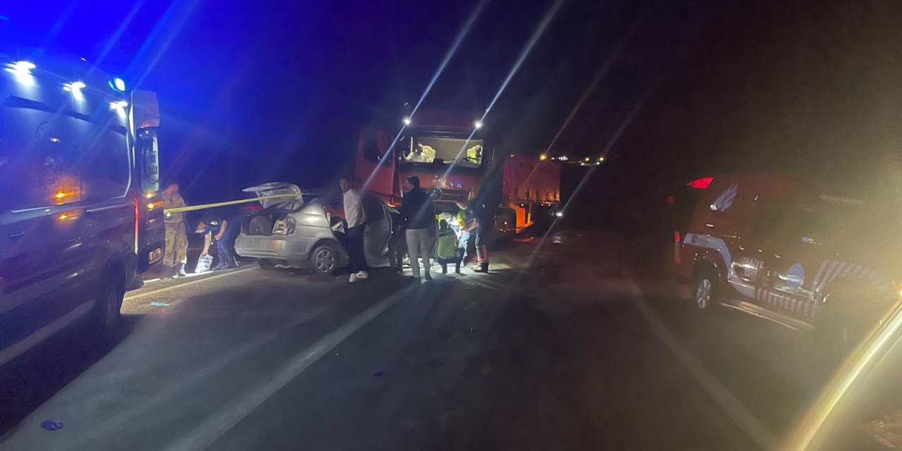 Tır ile otomobil çarpıştı: 3 ölü, 1 yaralı