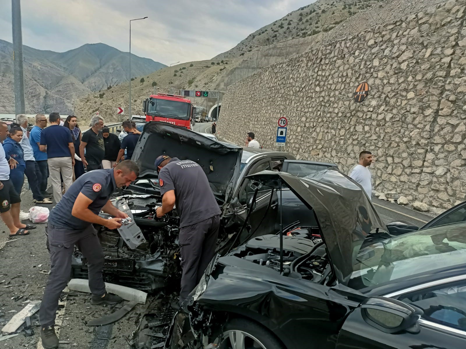 Tüneli çıkışında otomobiller kafa kafaya çarpıştı: 4 yaralı