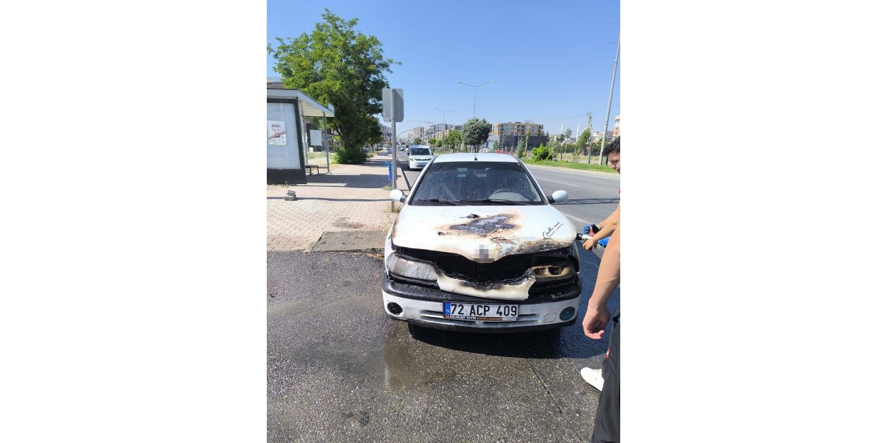 Park halindeki otomobil alev aldı