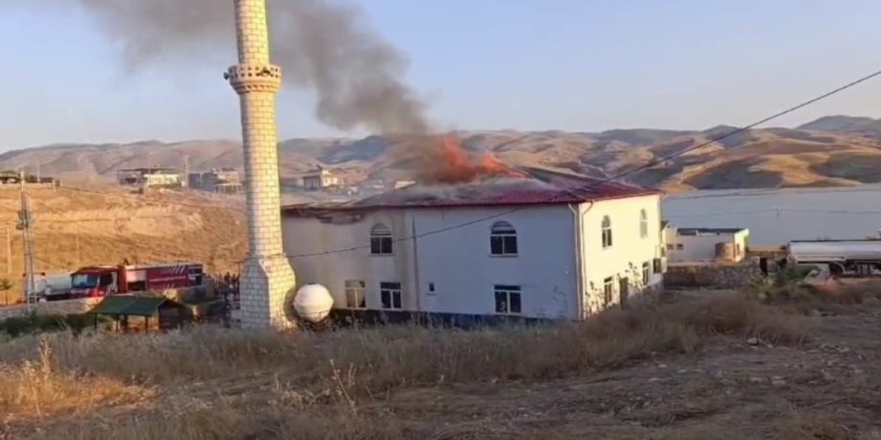 Cami çatısında korkutan yangın