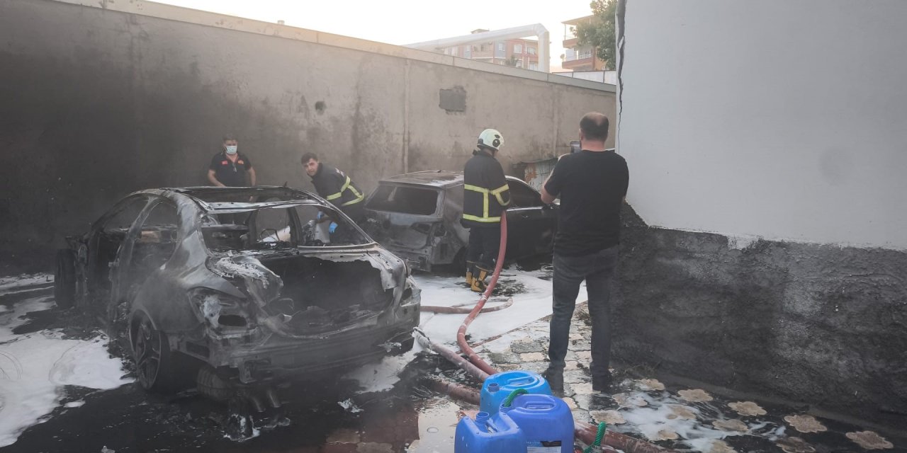 Park halindeki 3 otomobil alev topuna döndü