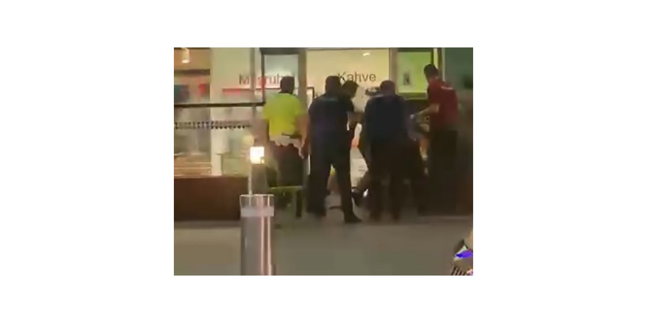 Havalimanında bıçaklı saldırı: 1 komiser, 3 polis yaralandı
