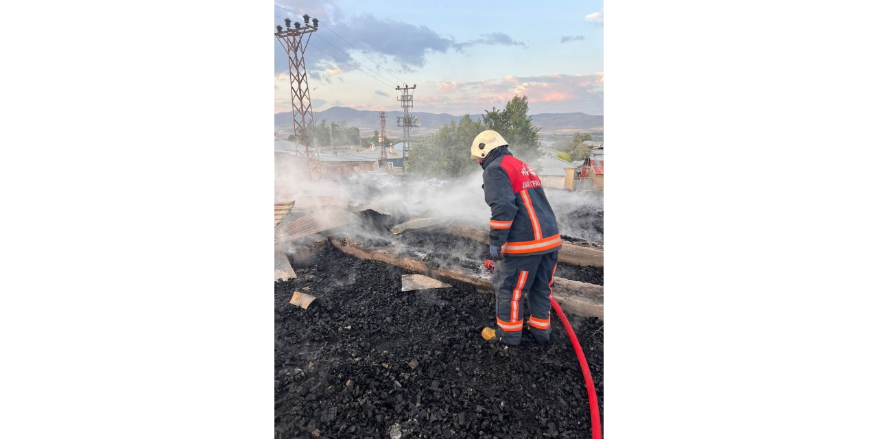 Van'da cami alevlere teslim oldu