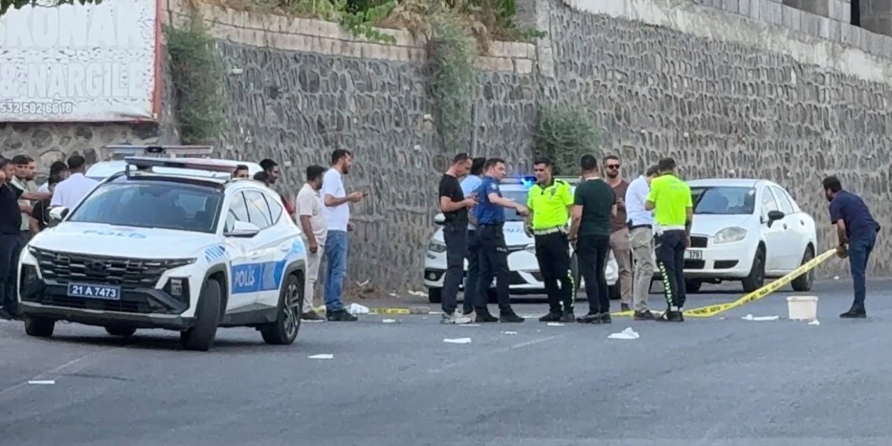 Diyarbakır'da seyir halindeki araca silahlı saldırı