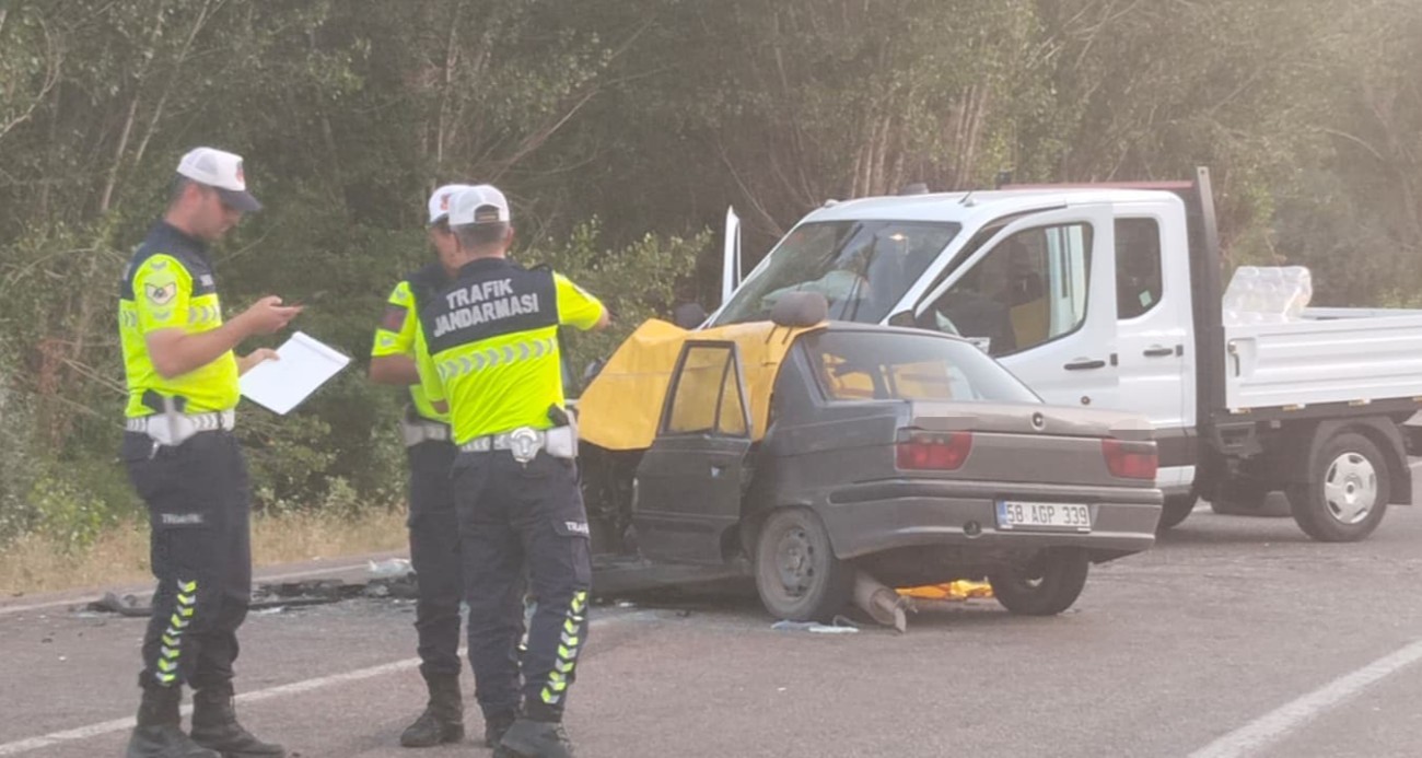 Kamyonetle otomobil çarpıştı: 1 ölü, 2 yaralı