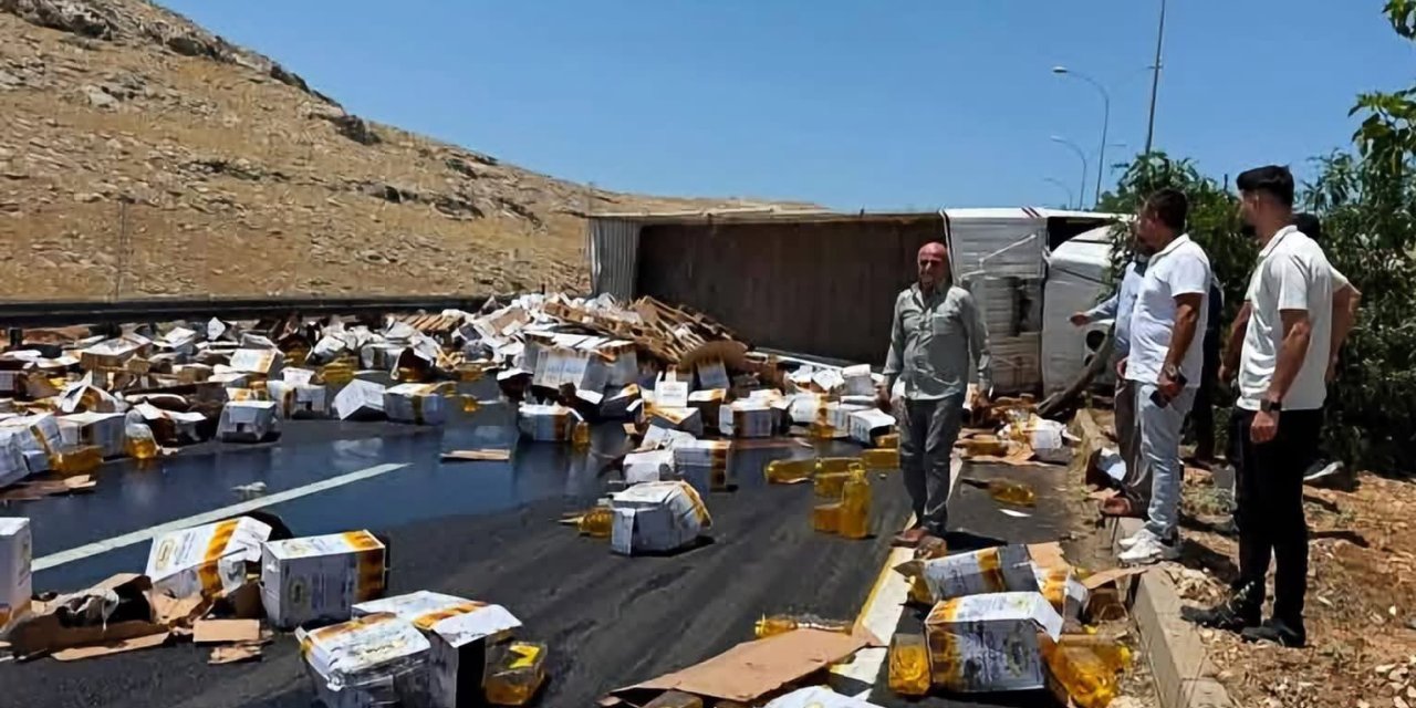 Urfa’da yağ yüklü tır devrildi
