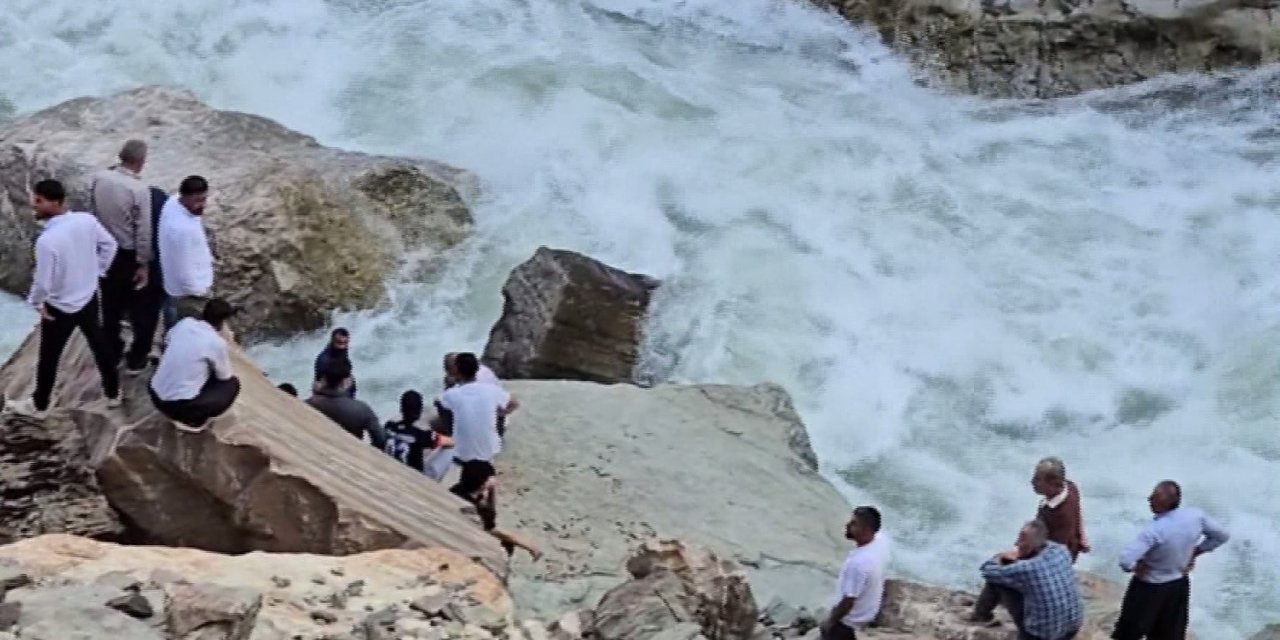 Serinlemek için girdiği Habur Çayı’nda kayboldu