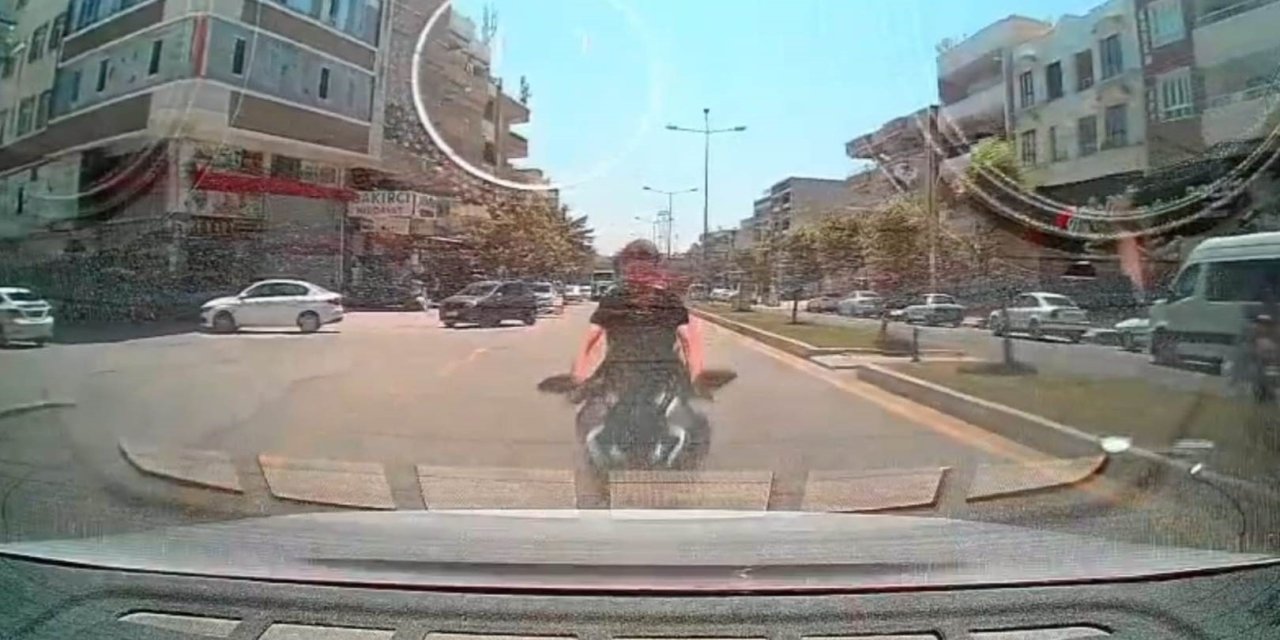 Motosiklet otomobile çarptı: 1’i ağır 2 yaralı