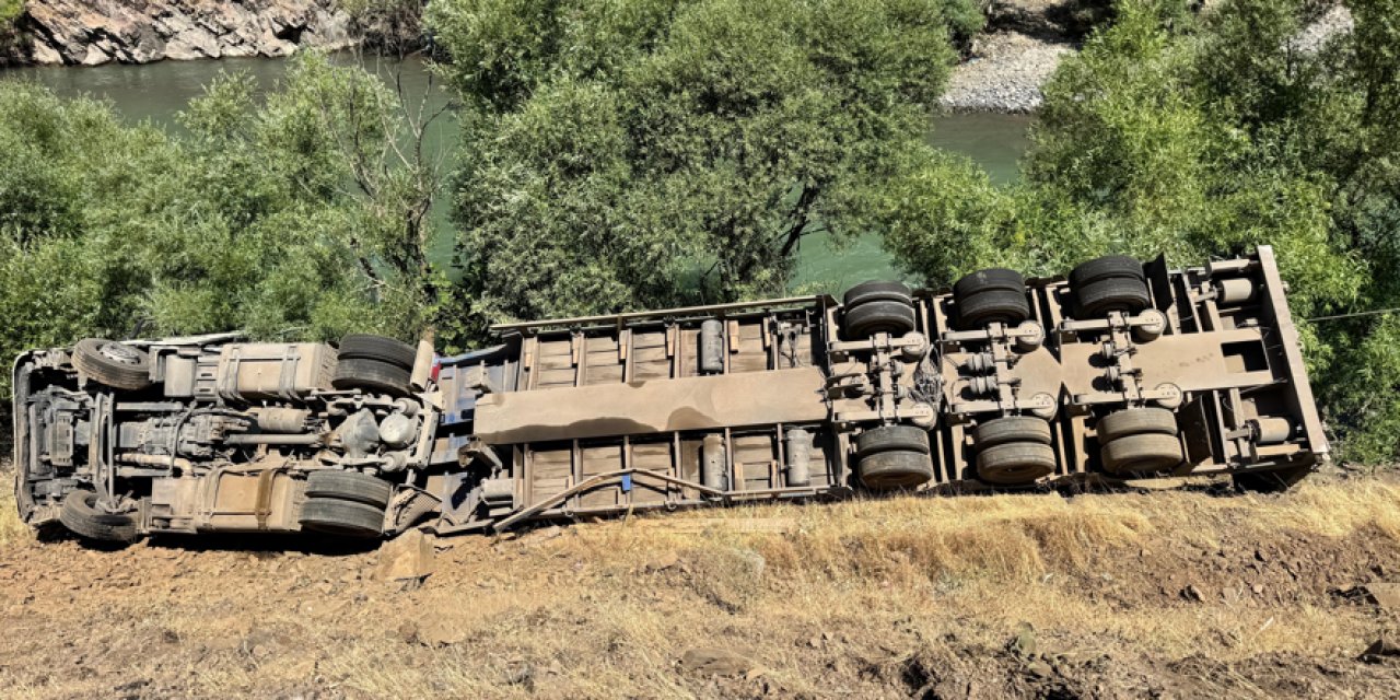 Şırnak’ta tır uçuruma yuvarlandı: 1 yaralı