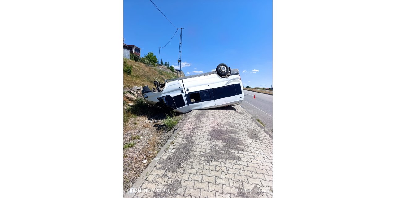 Kontrolden çıkan minibüs takla attı