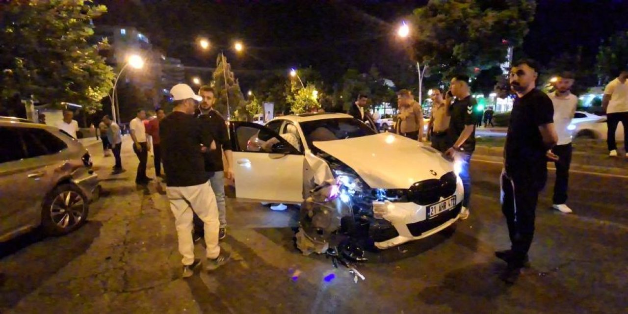Diyarbakır'da iki otomobil çarpıştı: 5 yaralı