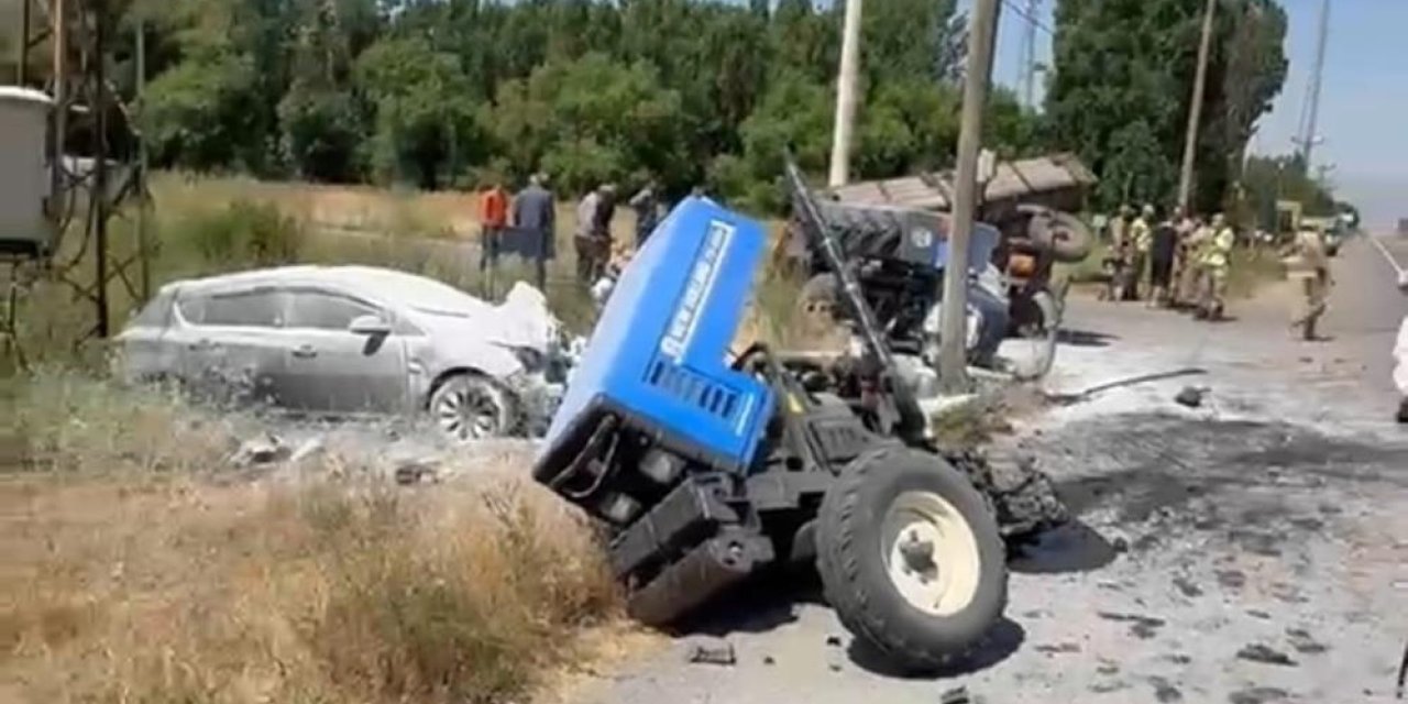 Traktör ile otomobil çarpıştı: 3 yaralı