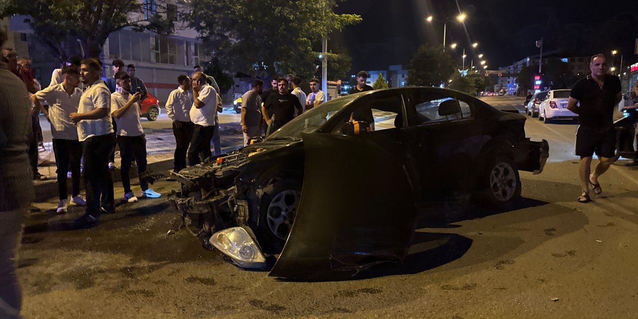 Otomobil aydınlatma direğine çarptı: 3 kişi yaralandı