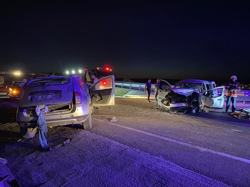 Hafif ticari araç otomobille çarpıştı: 5 yaralı