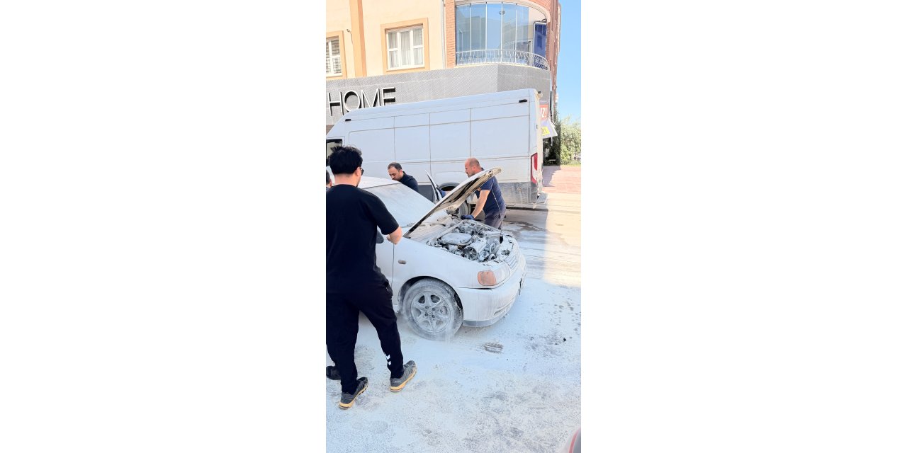 Seyir halindeki otomobilin motoru yandı