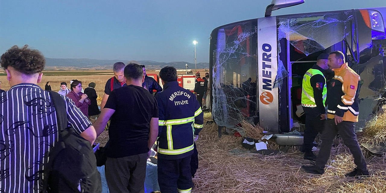 Yolcu otobüsü devrildi: 46 yaralı