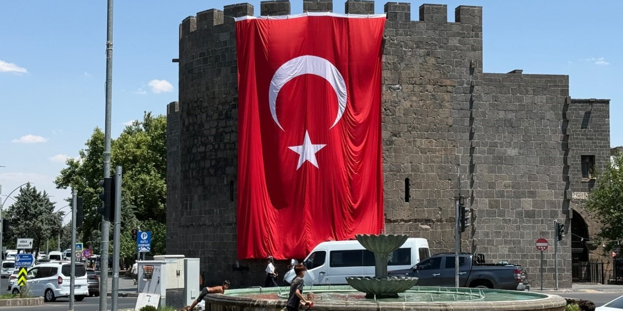 Diyarbakır surlarına dev Türk bayrağı asıldı