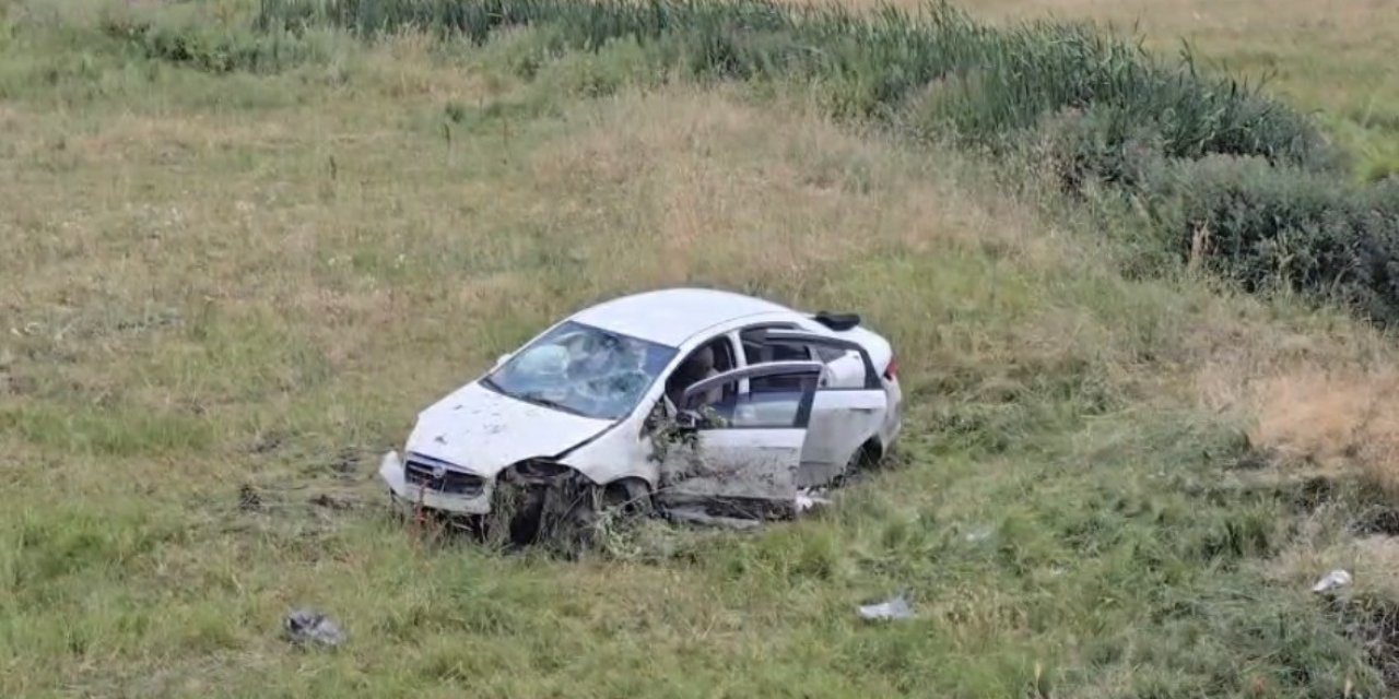 Bingöl'de otomobil araziye uçtu: 3 yaralı