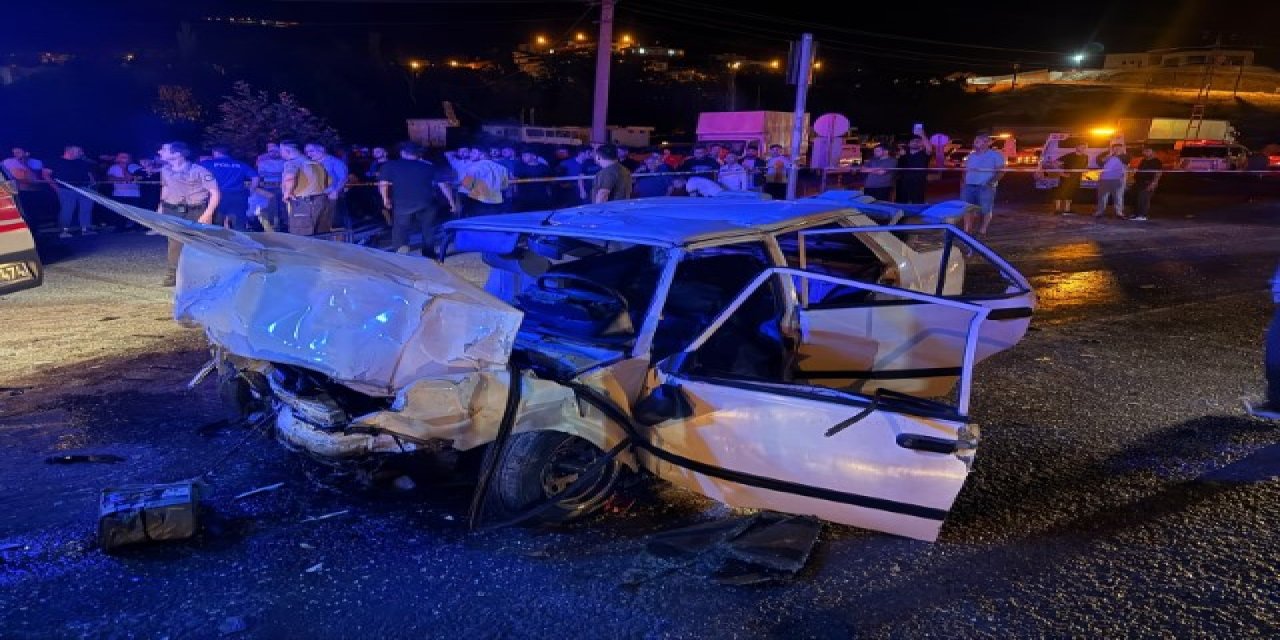 Tofaş, ışıklarda bekleyen araca çarptı: 1 ölü, 3 yaralı