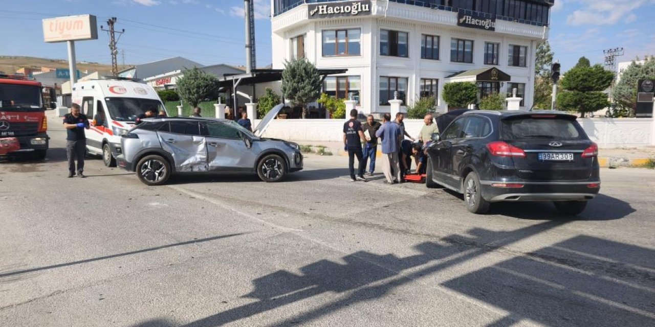 İki otomobil çarpıştı: 2 yaralı
