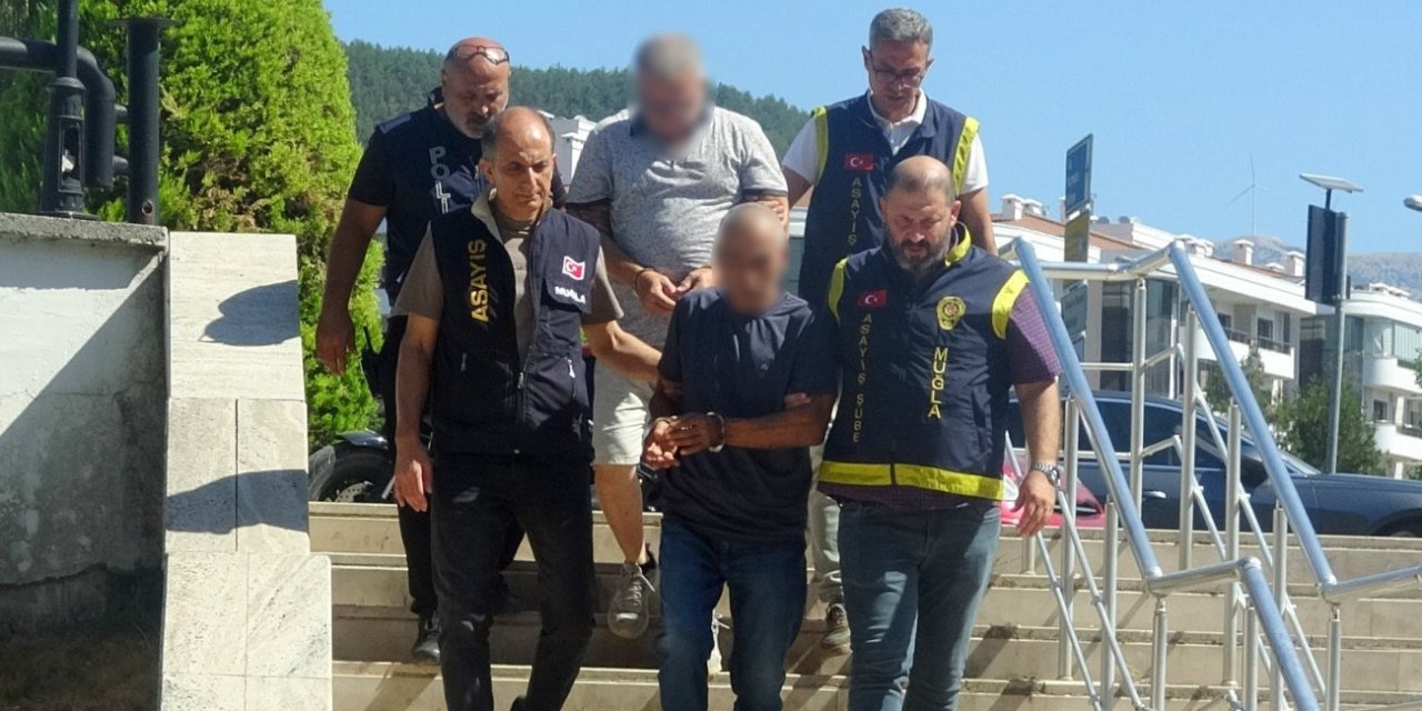 Şantiyeden parke taşı çaldılar: Şüphelilerden biri eski emniyet müdürü çıktı