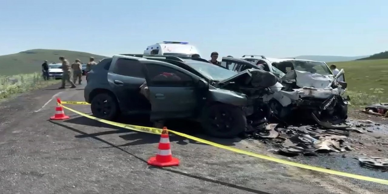 İki otomobil kafa kafaya çarpıştı: 3 ölü, 3 yaralı
