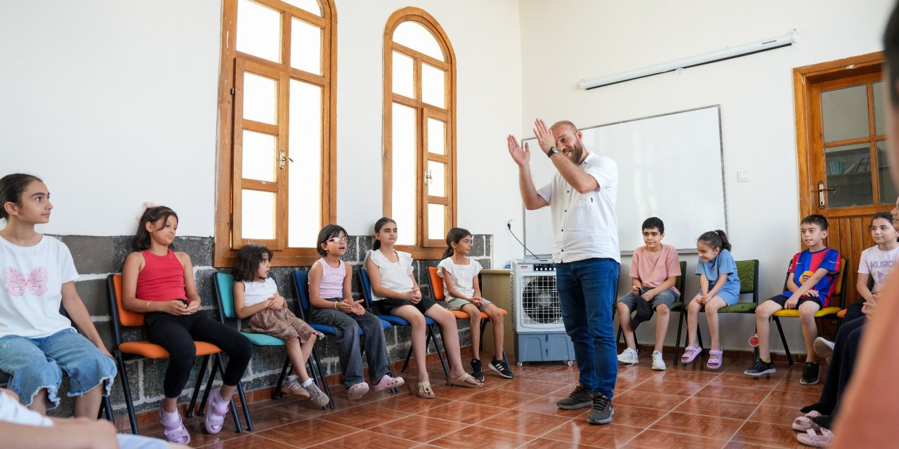 Diyarbakır’da çocuklar drama ve pandomim atölyesi ile stres attı