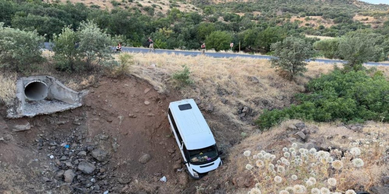 İşçi minibüsü şarampole düştü: 4 yaralı