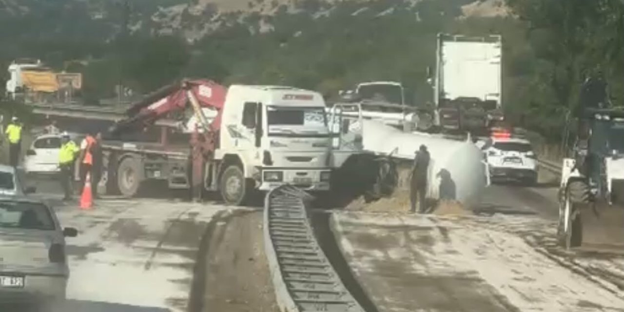 Malatya-Adıyaman kara yolunda yakıt tankeri devrildi