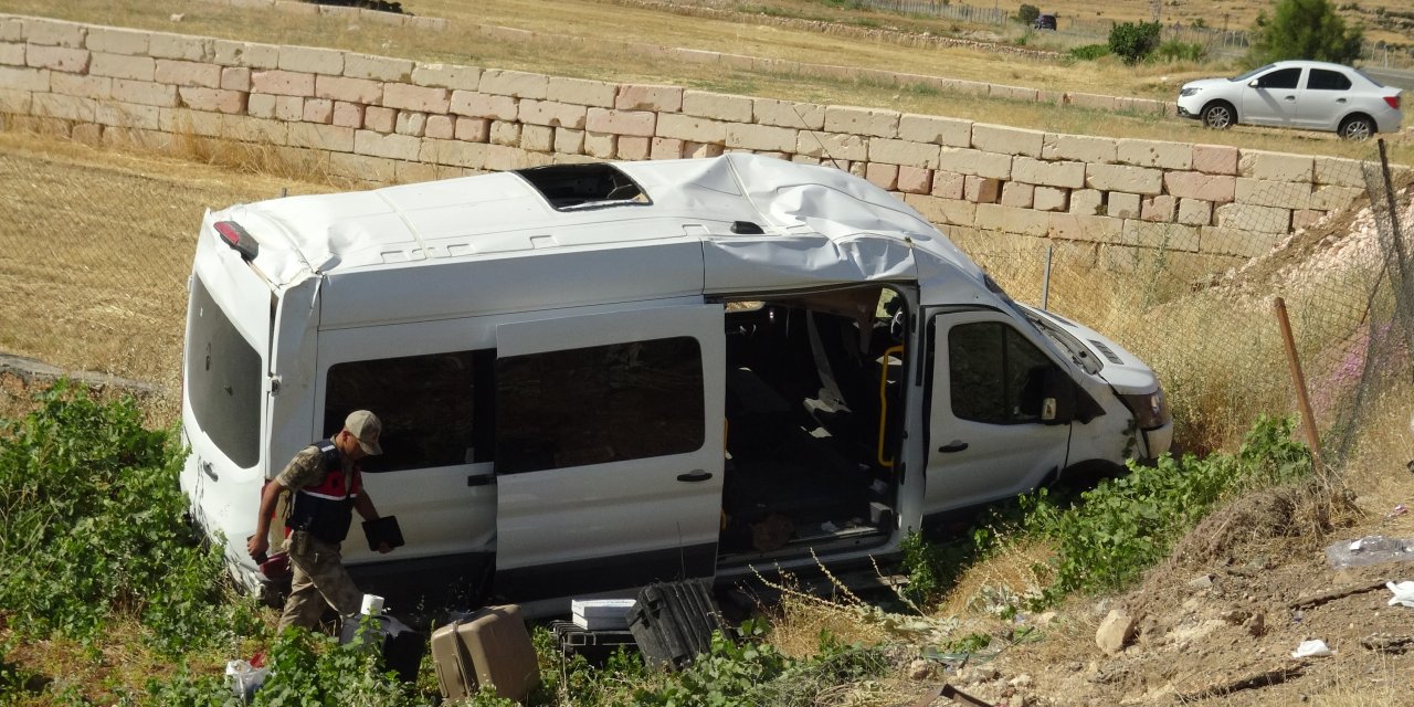 Minibüs ile otomobil çarpıştı: 11 yaralı