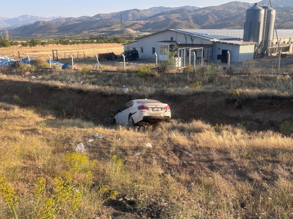 Otomobil yoldan çıktı: 3'ü çocuk 6 yaralı