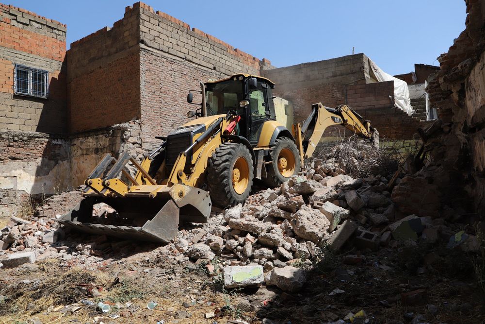 Diyarbakır’da metruk yapılar kontrollü şekilde yıkılıyor