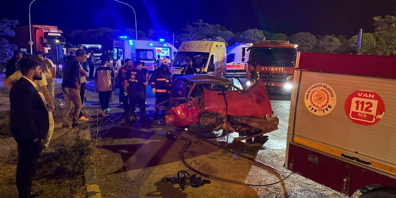 Van'da iki otomobilin çarpıştığı kazada 8 kişi yaralandı