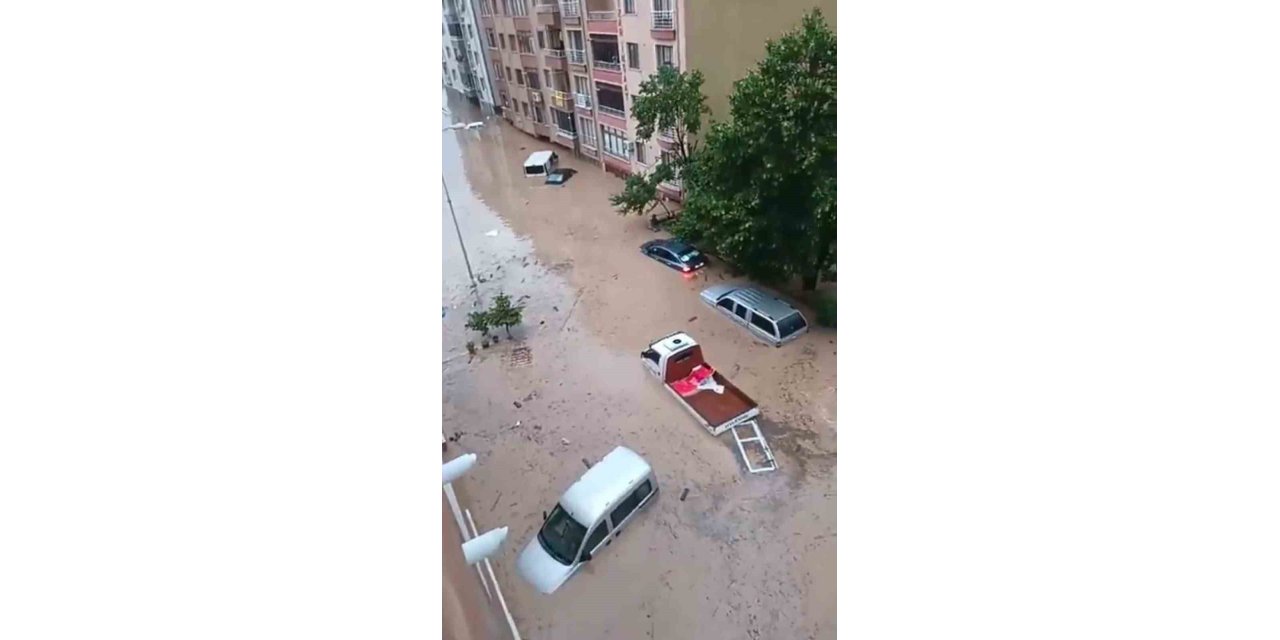 Kastamonu'da evler ve araçlar su altında kaldı