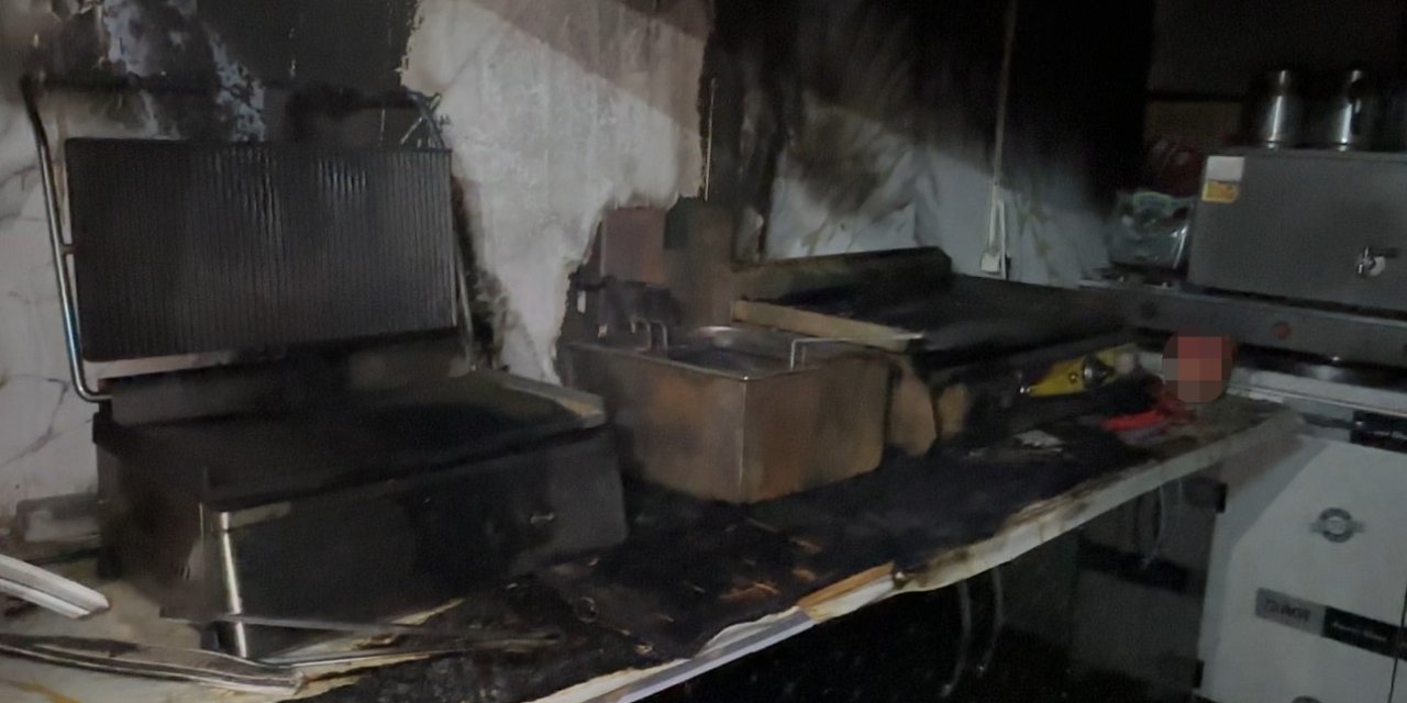 Hakkâri’de kafe alevlere teslim oldu