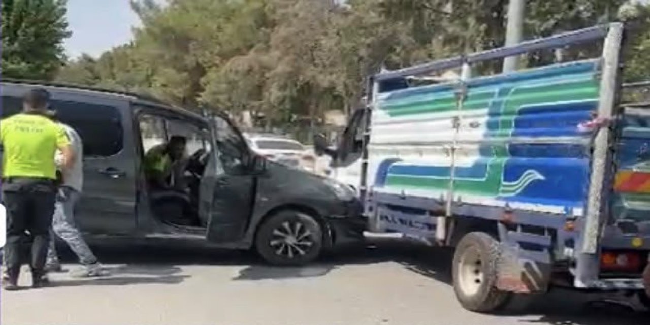 Nusaybin’de hafif ticari araç ile kamyonet çarpıştı: 1 yaralı