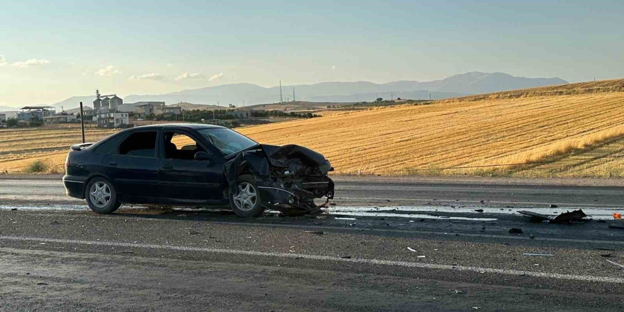 İki otomobil çarpıştı: 4 yaralı
