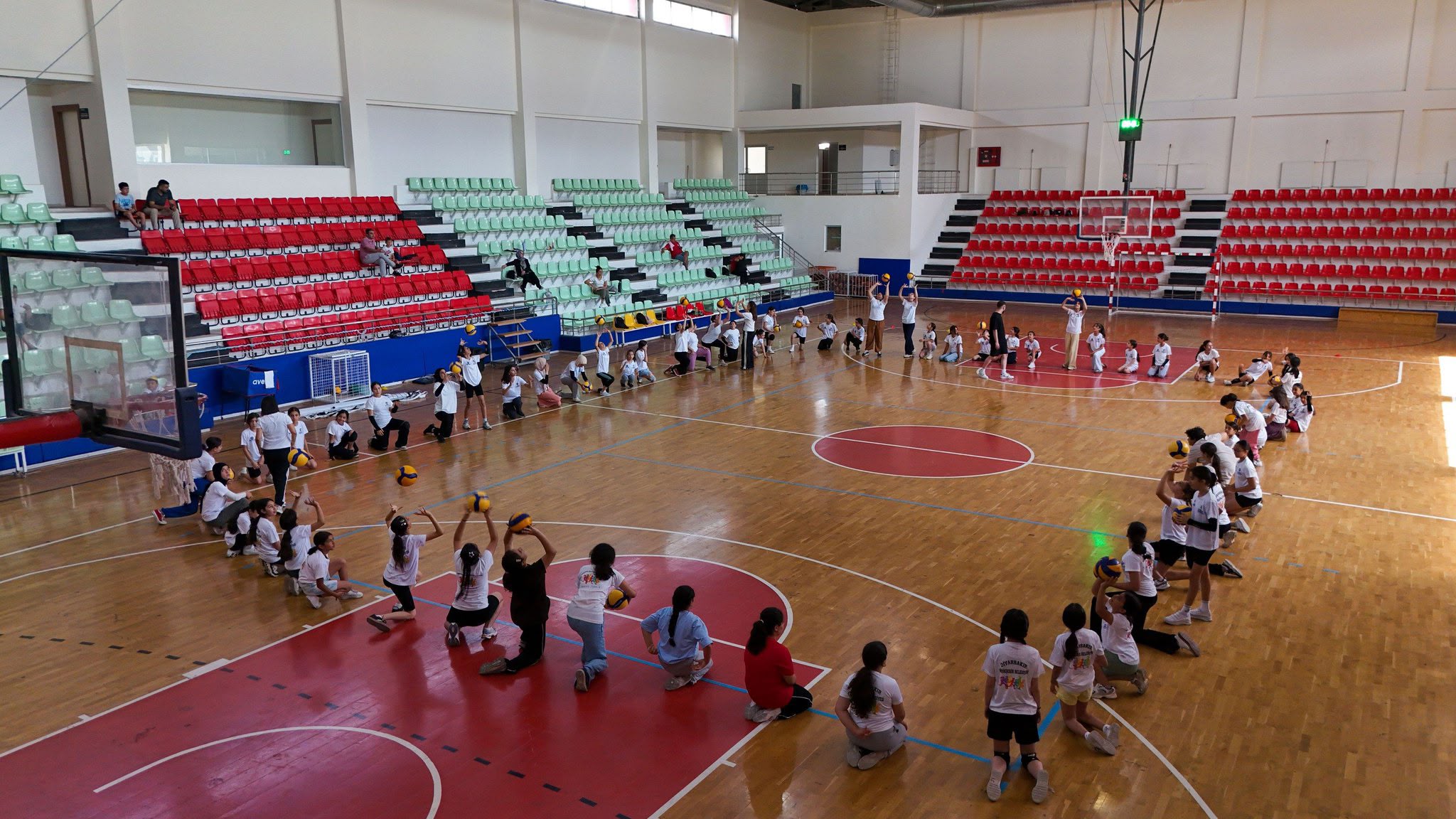 Diyarbakır'da ücretsiz yaz spor okulları binlerce genci sporla buluşturdu
