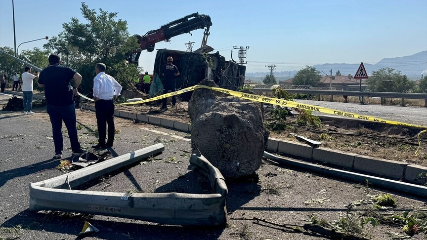 Yolcu otobüsü devrildi: 20 yaralı