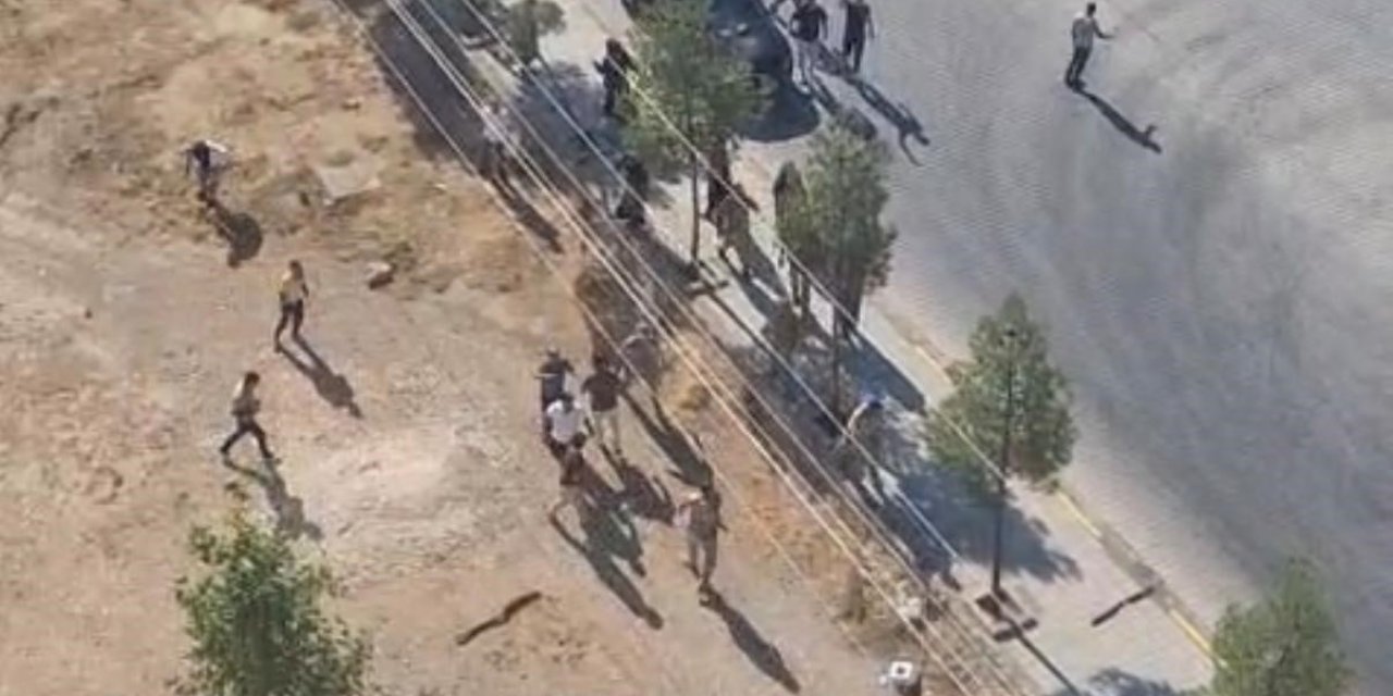 Diyarbakır’da jandarma önünde arazi anlaşmazlığı nedeniyle birbirlerine girdiler