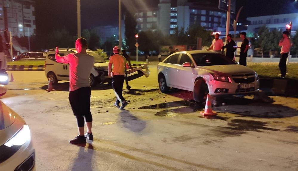 İki otomobil çarpıştı: 2 yaralı