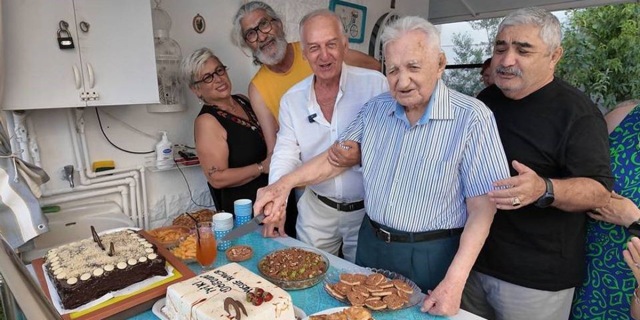 Asrı geride bıraktı, 101 yaşına komşularının alkışlarıyla girdi