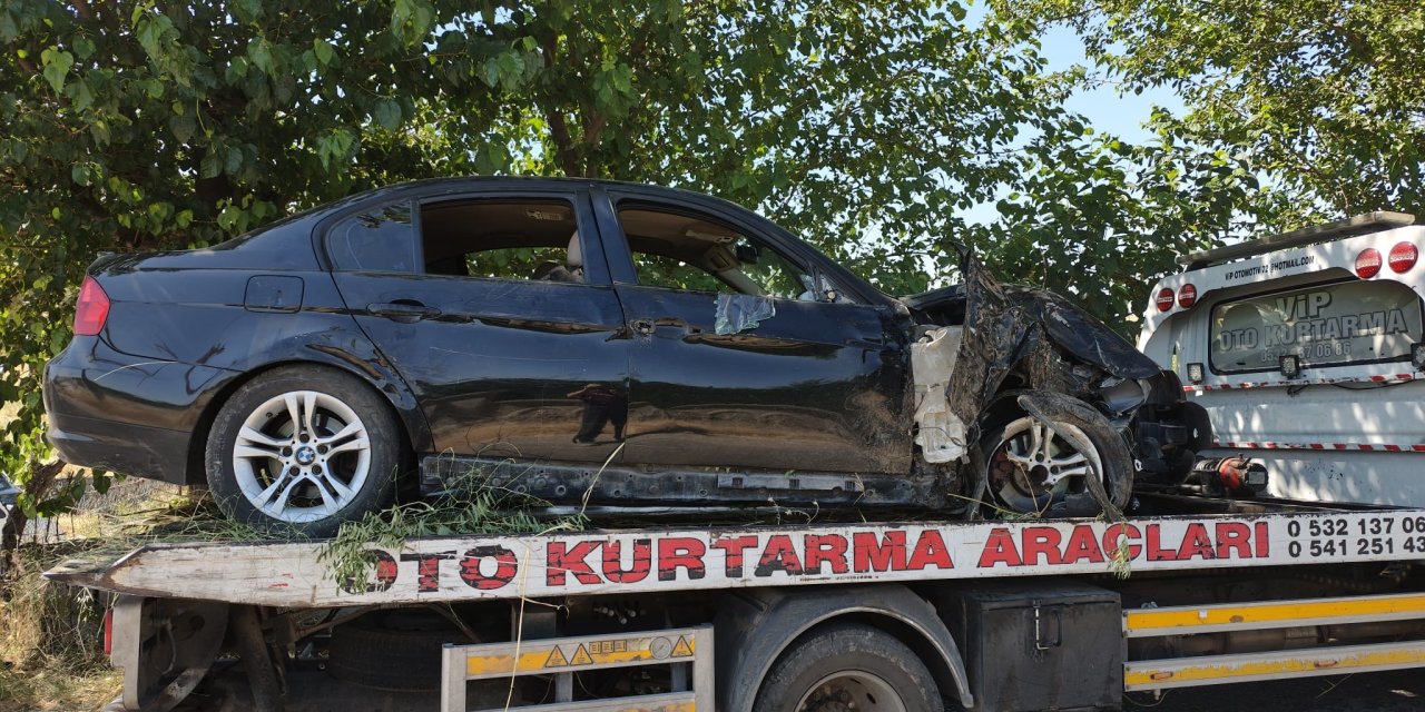 Kontrolden çıkan otomobil ağaca çarptı