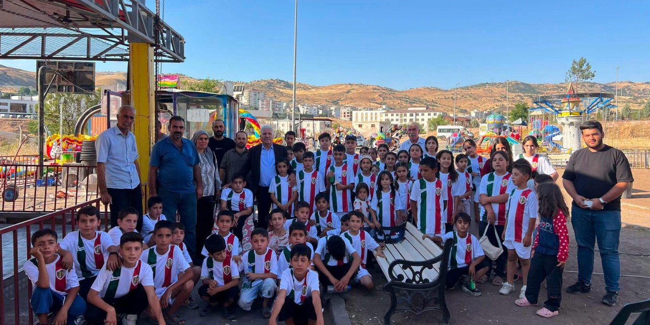 Diyarbakır'da Kur’an Kursu öğrencilerine Amedspor forması hediye edildi