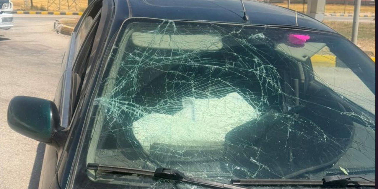 Otomobil orta refüje çarptı: 2 yaralı