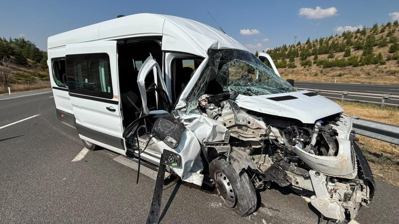 Servis minibüsü tıra çarptı: 7 yaralı