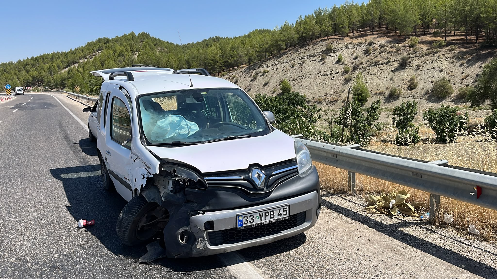 Otomobil ile hafif ticari araç çarpıştı: 5 yaralı