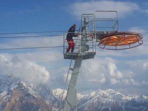 HAKKARİ’DE KAYAK EVİ ÇALIŞMALARI SÜRÜYOR