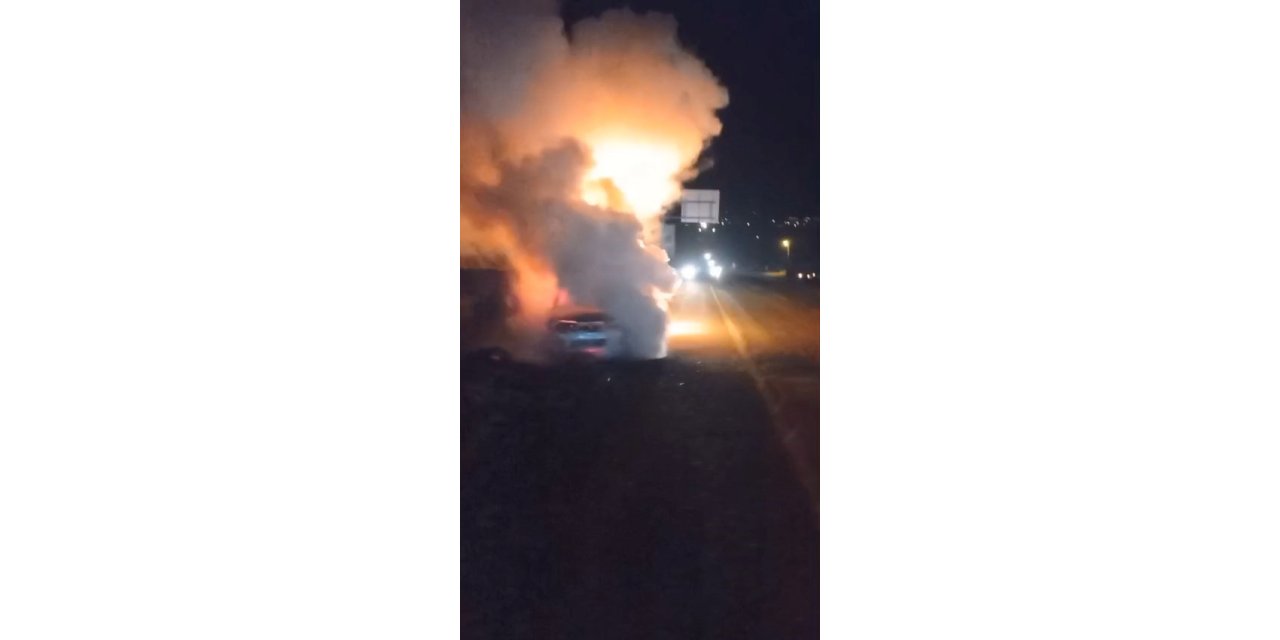 Seyir halindeki otomobil alev aldı